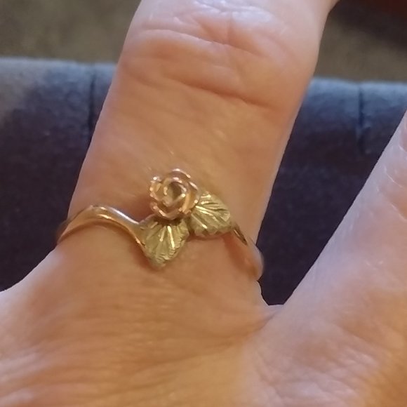10K Yellow Gold Flower Ring Size 6 - Picture 1 of 8